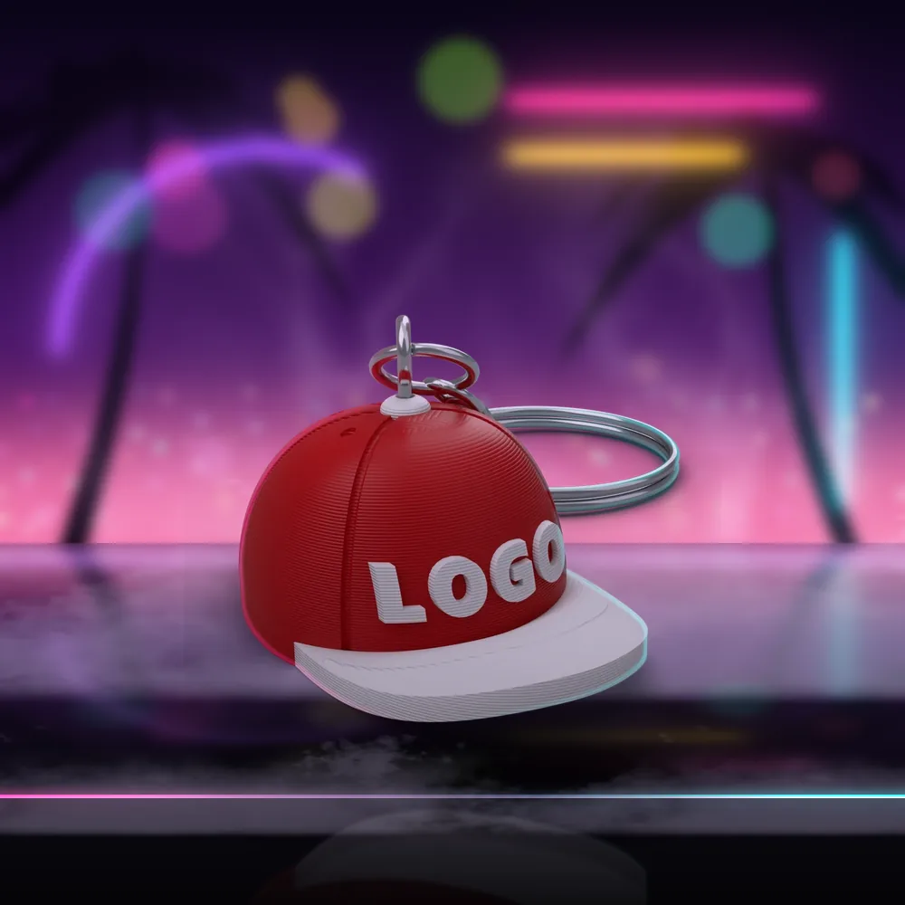 Llavero de gorra rojo sobre un mostrador con luz de neón: una mini gorra snapback con LOGO en relieve en la copa, visera blanca y la argolla de metal