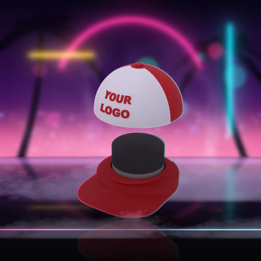 Jar Hat abierto sobre un mostrador con luz de neón: la copa con YOUR LOGO levantada de la base con la visera, y el frasco encajado adentro
