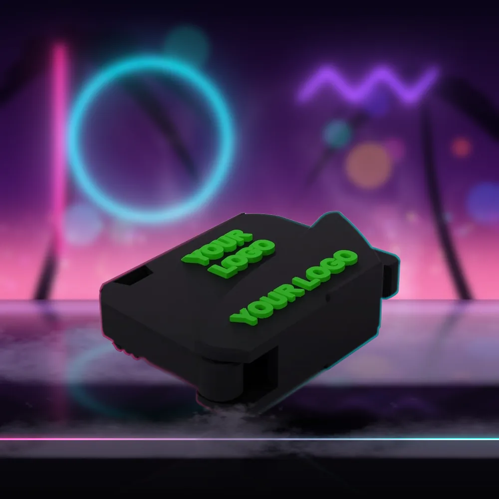 Jar Seal Opener negro con YOUR LOGO en verde neón, sobre un mostrador con luz de neón y neblina