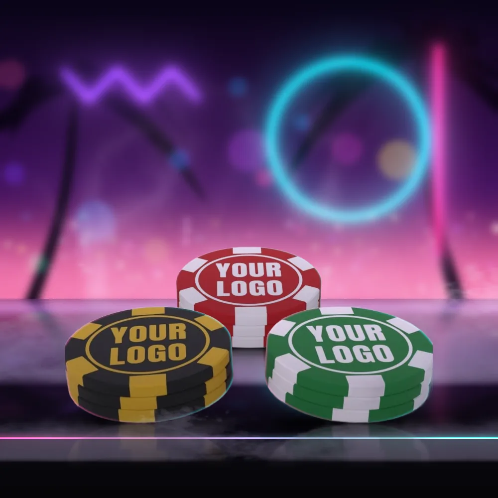 Tres pilas de fichas de póker sobre un mostrador con luz de neón, en negro y dorado, rojo y blanco, y verde y blanco, cada una con YOUR LOGO en el centro