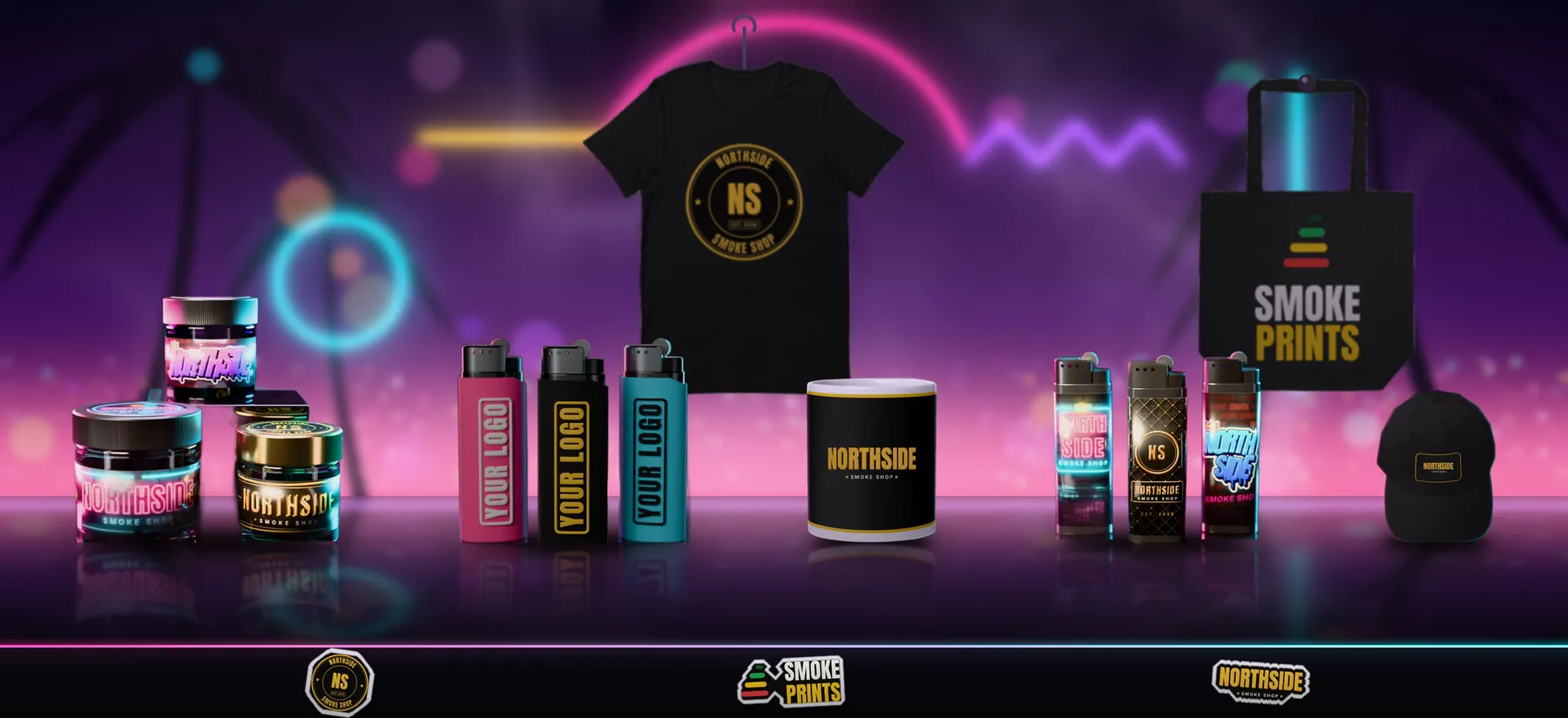 El mostrador de una tienda de noche bajo luces de neón rosadas y azules, con palmas detrás de la ventana, lleno de productos personalizados: una camiseta de NORTHSIDE SMOKE SHOP y una bolsa de Smoke Prints en la pared, frascos con etiqueta, fundas y forros para encendedor, una taza y una gorra de NORTHSIDE, y al frente fichas de póker, Jar Hats, el Jar Seal Opener, un llavero de gorra, un letrero de mostrador de Smoke Prints e imanes de nevera, con neblina sobre el mostrador.