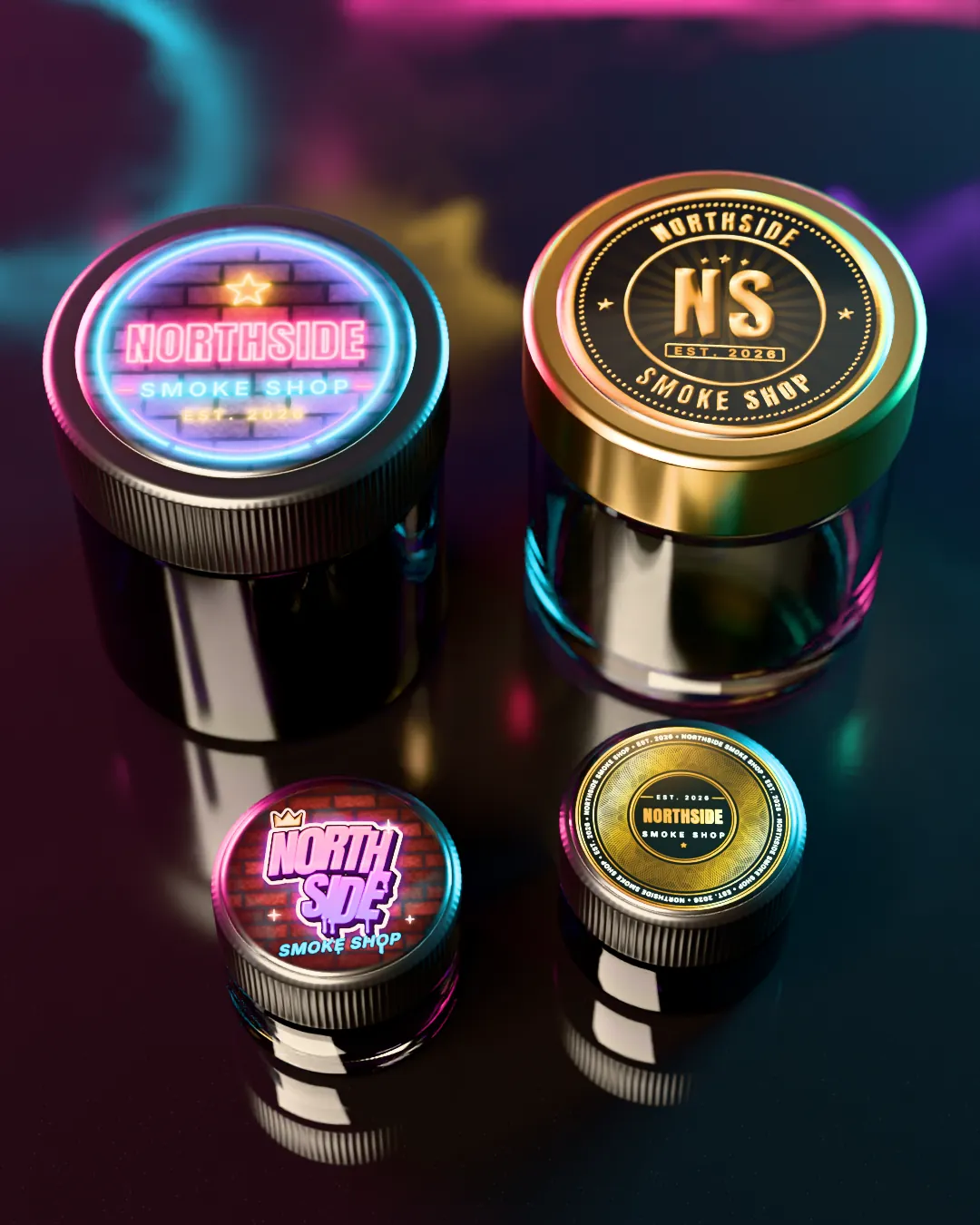 Cuatro frascos cerrados vistos desde arriba, cada tapa con una etiqueta redonda de NORTHSIDE SMOKE SHOP: un letrero de neón rosado y cian sobre ladrillo, un emblema NS negro y dorado, un grafiti morado sobre ladrillo y un sello negro y dorado.