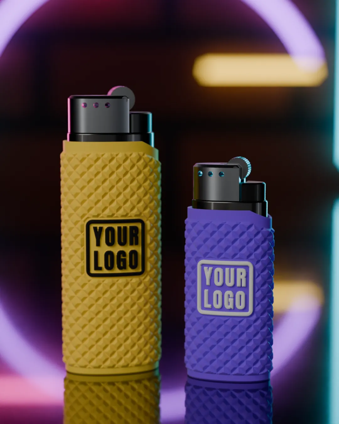 Dos fundas con textura para encendedor bajo luz de neón: una funda tamaño normal en amarillo dorado con un emblema YOUR LOGO en negro, y una funda mini en morado con un emblema blanco.